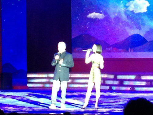 黄圣依下跪拜赵本山为师成赵家班 改唱二人转