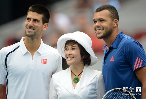 刘晓庆助阵中网妖娆献飞吻 皮肤白嫩似瓷娃娃