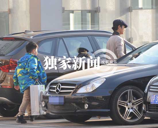 陈坤晒儿子训狗照 9岁优优侧脸轮廓帅过老爸