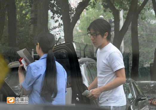 林凤娇移居北京监管儿子 面容清瘦慈母范十足