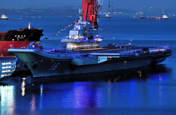 中国航母全舰挂满彩灯庆祝节日