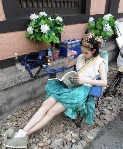 热播剧花絮照:甄嬛传众妃卖萌吴奇隆古装吃火锅