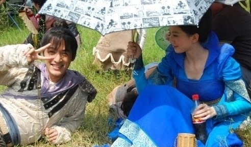 热播剧花絮照:甄嬛传众妃卖萌吴奇隆古装吃火锅