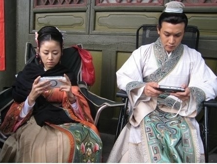 热播剧花絮照:甄嬛传众妃卖萌吴奇隆古装吃火锅
