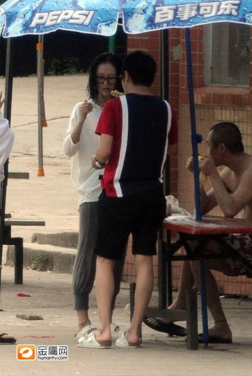 章子怡回应被结婚被7亿:时间定好请柬发我一张