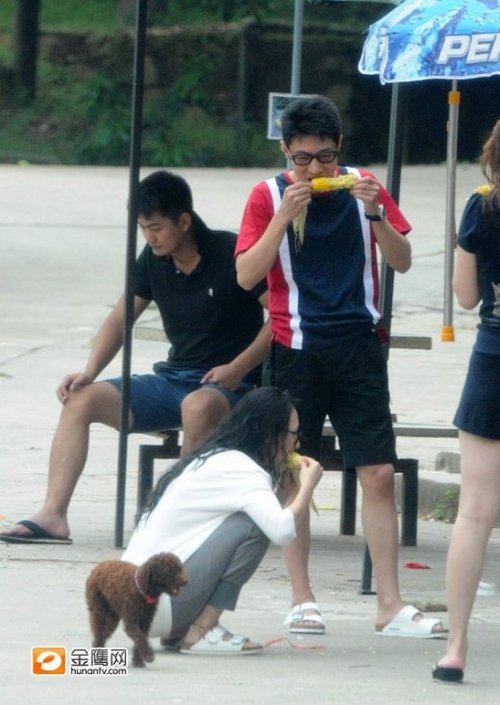 章子怡回应被结婚被7亿:时间定好请柬发我一张