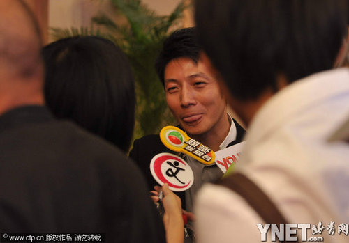 章子怡回应被结婚被7亿:时间定好请柬发我一张