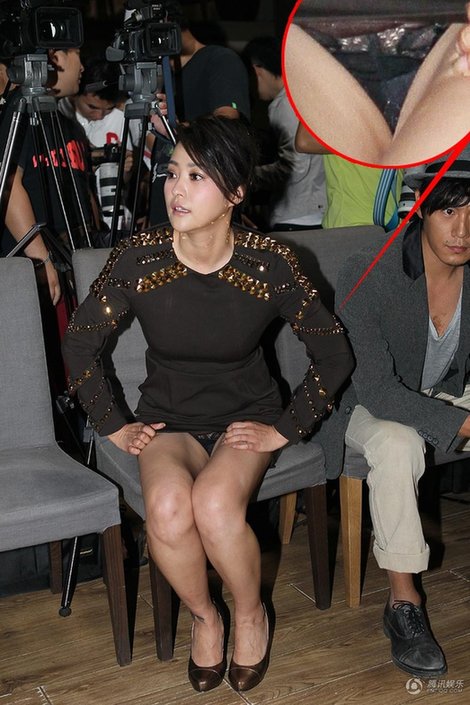 郝蕾豪放落座露春光浑然不觉 满身伤痕引猜疑