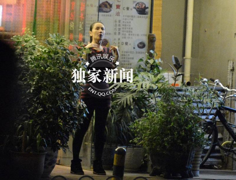 孙宁与友吃饭出门抠嘴不雅 独自望星显惆怅