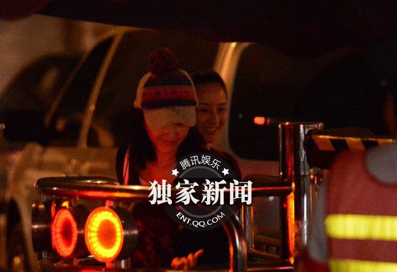 孙宁与友吃饭出门抠嘴不雅 独自望星显惆怅