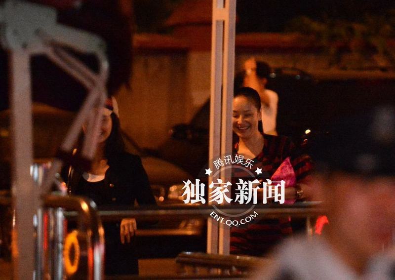 孙宁与友吃饭出门抠嘴不雅 独自望星显惆怅