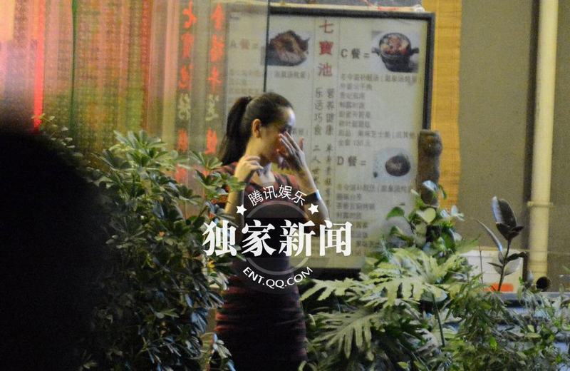 孙宁与友吃饭出门抠嘴不雅 独自望星显惆怅