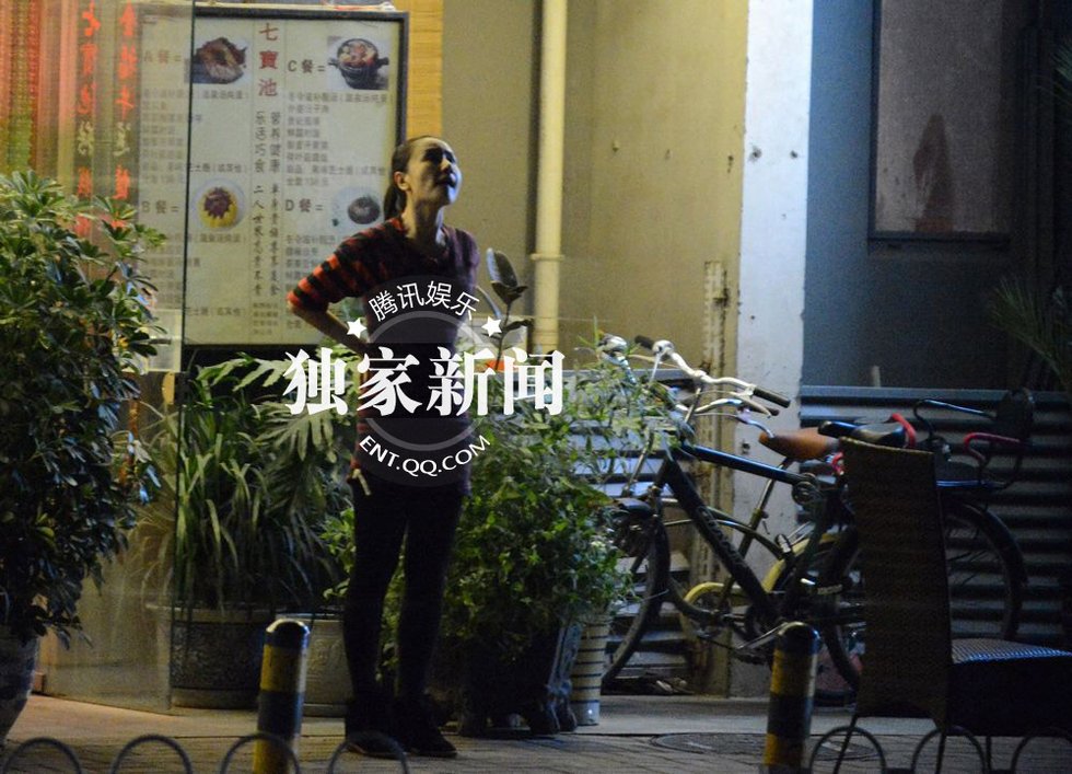 孙宁与友吃饭出门抠嘴不雅 独自望星显惆怅