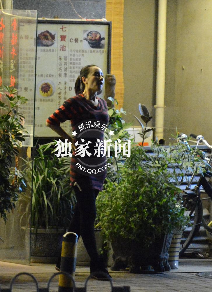 孙宁与友吃饭出门抠嘴不雅 独自望星显惆怅