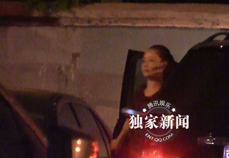 孙宁与友吃饭出门抠嘴不雅 独自望星显惆怅