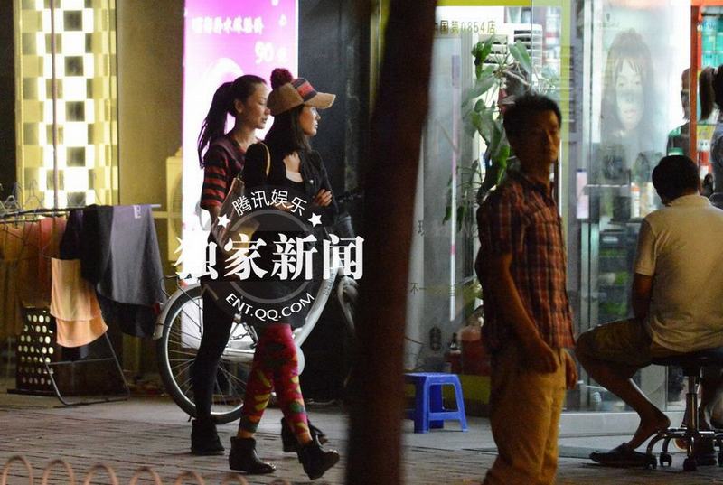 孙宁与友吃饭出门抠嘴不雅 独自望星显惆怅