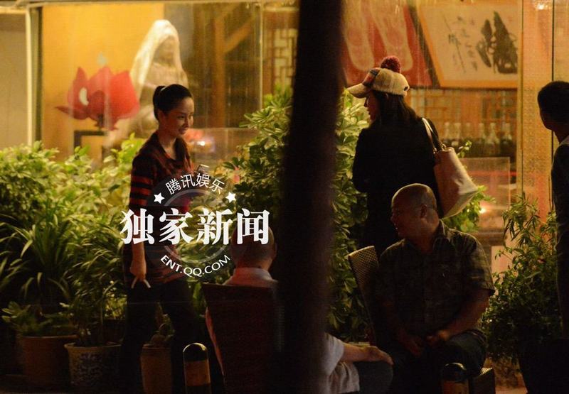 孙宁与友吃饭出门抠嘴不雅 独自望星显惆怅