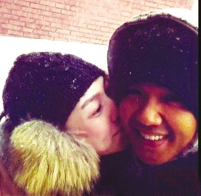 陈建州背范玮琪夜店偷欢 与长发辣妹亲密热吻