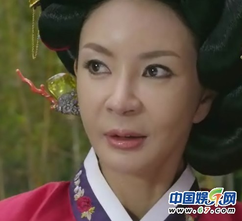 女星保养过度脸部僵硬似假人