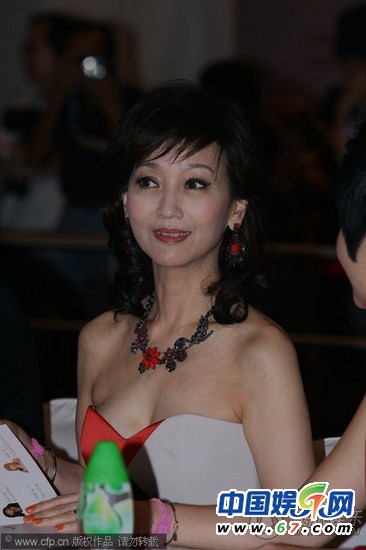 女星保养过度脸部僵硬似假人