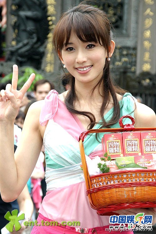 女星保养过度脸部僵硬似假人