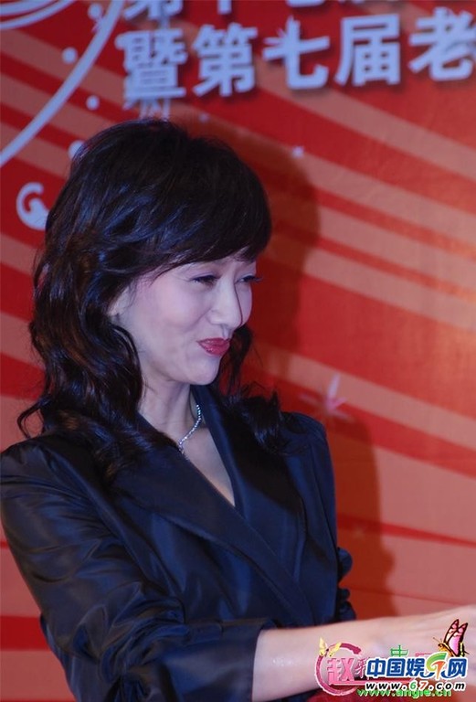 女星保养过度脸部僵硬似假人