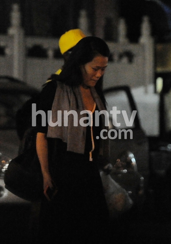 好声音袁娅维携黑人男友吃饭 素颜平淡无奇