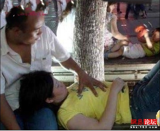 全国摸奶哥爆红网络