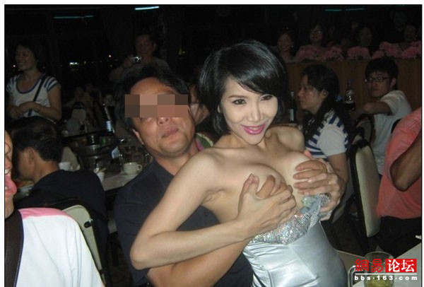 全国摸奶哥爆红网络