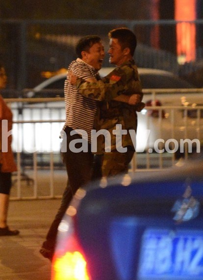 吴京醉酒与人冲突面红耳赤 死抱对方情绪激动