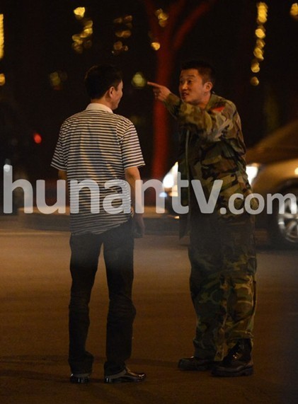 吴京醉酒与人冲突面红耳赤 死抱对方情绪激动