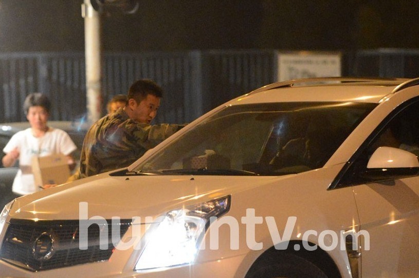 吴京醉酒与人冲突面红耳赤 死抱对方情绪激动