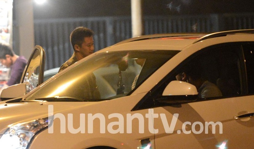 吴京醉酒与人冲突面红耳赤 死抱对方情绪激动