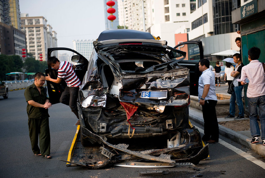 深圳保时捷被从前后夹扁 司机没事