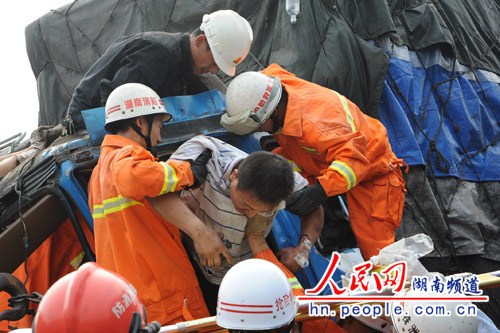 京珠高速湖南境内22辆车追尾 多人伤亡