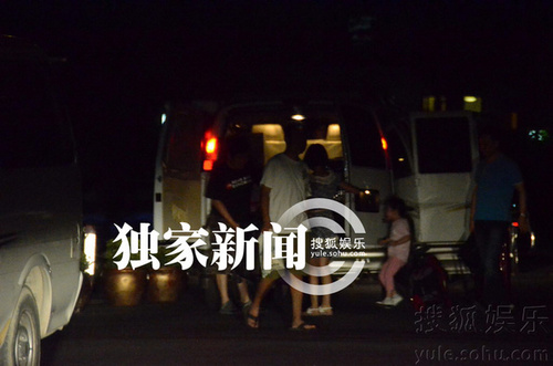 赵薇爱女小四月坐火车返京 获豪华房车接站