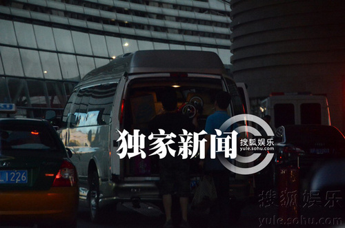 赵薇爱女小四月坐火车返京 获豪华房车接站