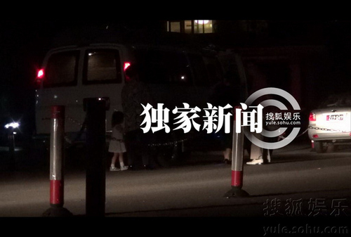 赵薇爱女小四月坐火车返京 获豪华房车接站