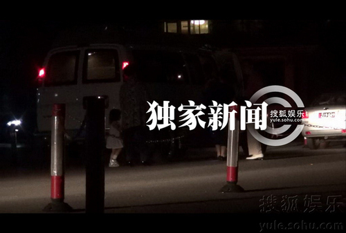 赵薇爱女小四月坐火车返京 获豪华房车接站