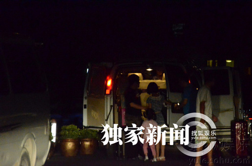 赵薇爱女小四月坐火车返京 获豪华房车接站