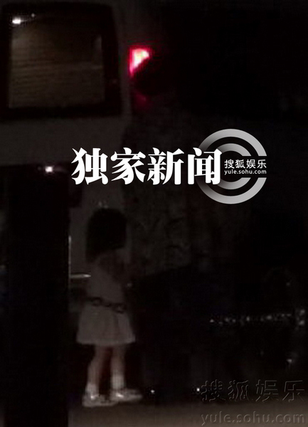 赵薇爱女小四月坐火车返京 获豪华房车接站