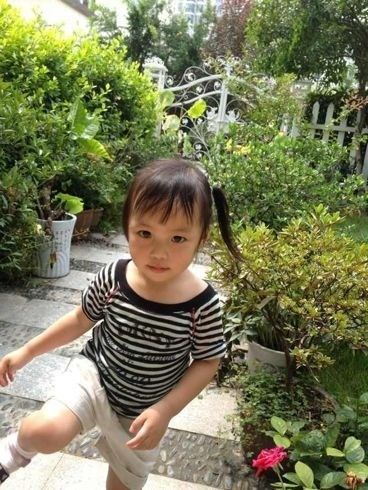 赵薇爱女小四月换超萌新发型 出行获豪车接送