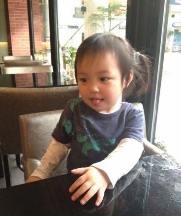 赵薇爱女小四月换超萌新发型 出行获豪车接送