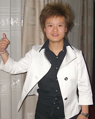 李宇春侄女与其似姐妹 发型脸型五官如出一辙