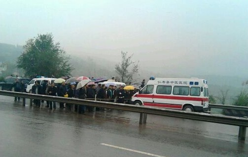 四川一满载大巴坠下30米高悬崖 已致2死15伤