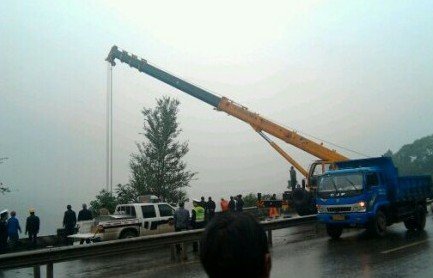 四川一满载大巴坠下30米高悬崖 已致2死15伤