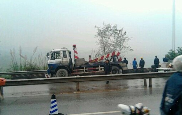 四川一满载大巴坠下30米高悬崖 已致2死15伤