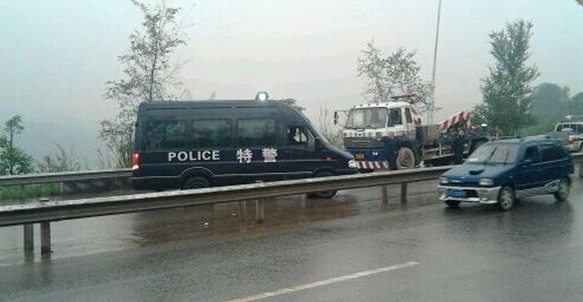 四川一满载大巴坠下30米高悬崖 已致2死15伤