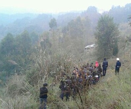 四川一满载大巴坠下30米高悬崖 已致2死15伤