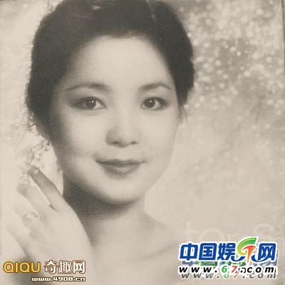 邓丽君罕见私房照曝光 跳舞秀美腿下厨超清纯